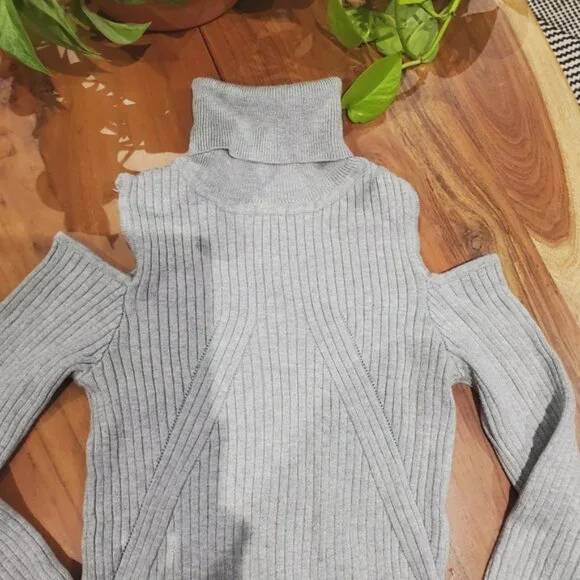 New Simplee Cold-Shoulder Ribbed Turtleneck Sweater In Light Gray - Picture 5 of 7